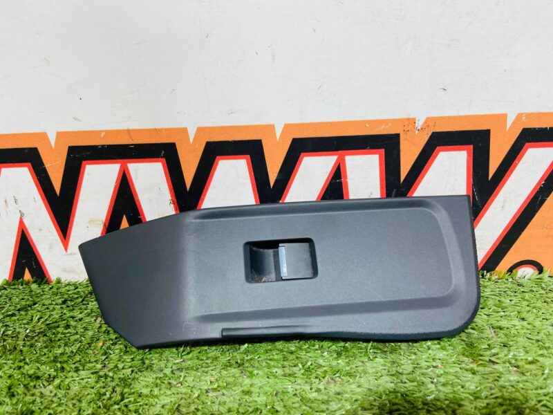 T4K2372PVJ Switch Block Socket Jaguar I-Pace X590 (2018-) Used cost 35 € in stock 1 pcs.