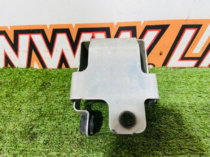 T4K9492 Horn bracket Jaguar I-Pace X590 (2018-) Used cost 14 € in stock 1 pcs.