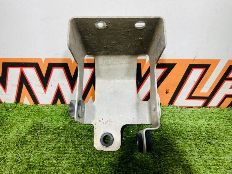T4K9492 Horn bracket Jaguar I-Pace X590 (2018-) Used cost 14 € in stock 1 pcs.