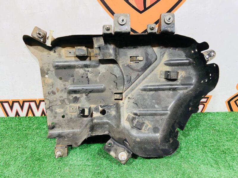 FPLA5J236AB Adblue Urea Tank Guard Land Rover Discovery 5 L462 (2017-) Used cost  € in stock 3 pcs.