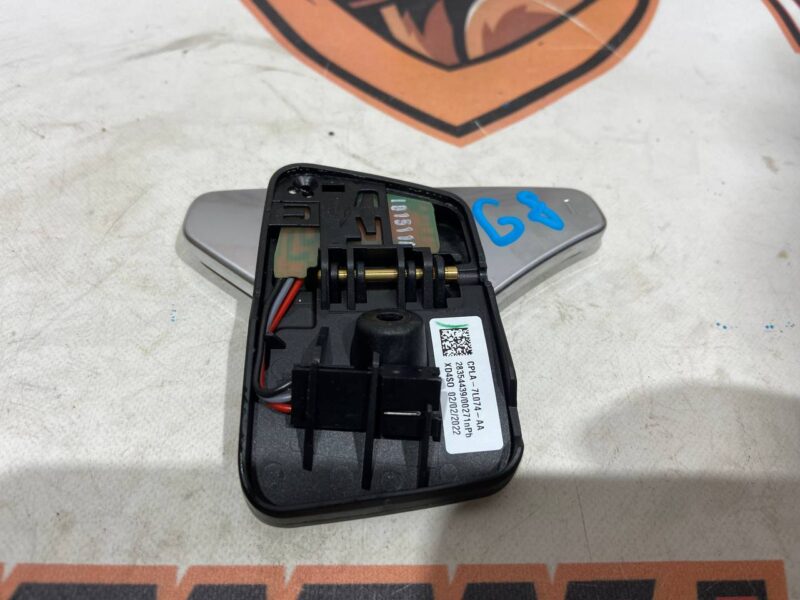 LR038916 Petal gearshift left RANGE ROVER VELAR (L560) Used cost 60 € in stock 1 pcs.