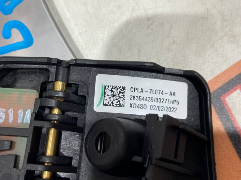 LR038916 Petal gearshift left RANGE ROVER VELAR (L560) Used cost 60 € in stock 1 pcs.
