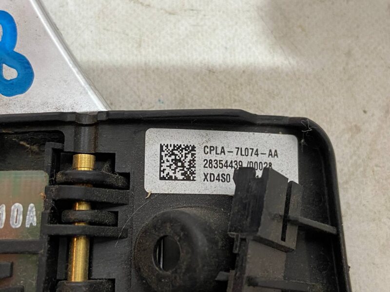 LR038916 Petal gearshift left RANGE ROVER VELAR (L560) Used cost 60 € in stock 1 pcs.