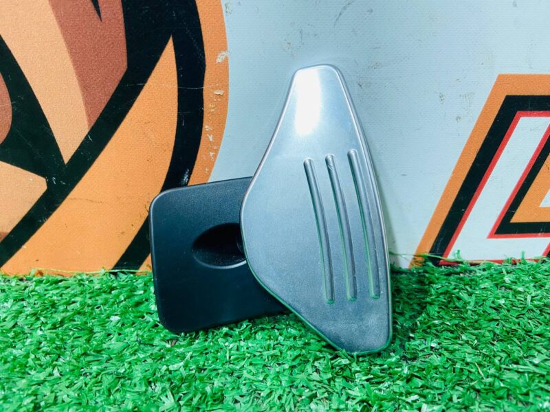LR038916 Petal gearshift left RANGE ROVER VELAR (L560) Used cost 60 € in stock 1 pcs.