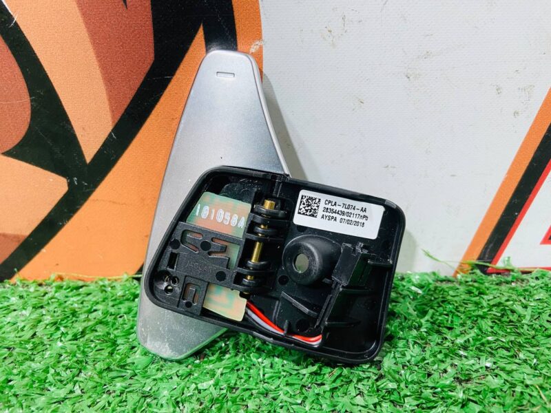 LR038916 Petal gearshift left RANGE ROVER VELAR (L560) Used cost 60 € in stock 1 pcs.