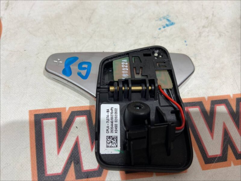 LR038920 Petal gearshift right RANGE ROVER VELAR (L560) Used cost 60 € in stock 1 pcs.