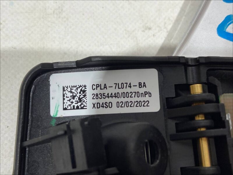 LR038920 Petal gearshift right RANGE ROVER VELAR (L560) Used cost 60 € in stock 1 pcs.