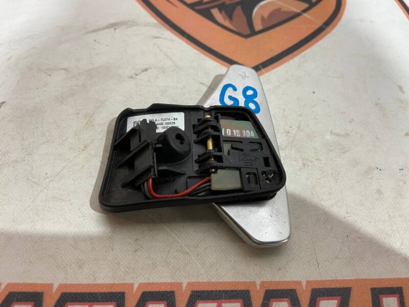 LR038920 Petal gearshift right RANGE ROVER VELAR (L560) Used cost 60 € in stock 1 pcs.