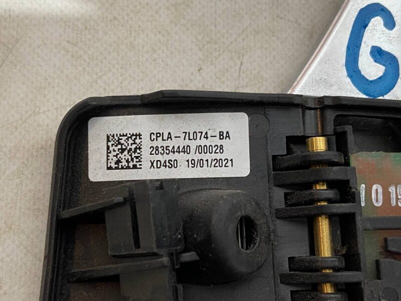 LR038920 Petal gearshift right RANGE ROVER VELAR (L560) Used cost 60 € in stock 1 pcs.