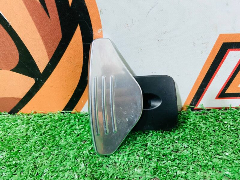 LR038920 Petal gearshift right RANGE ROVER VELAR (L560) Used cost 60 € in stock 1 pcs.