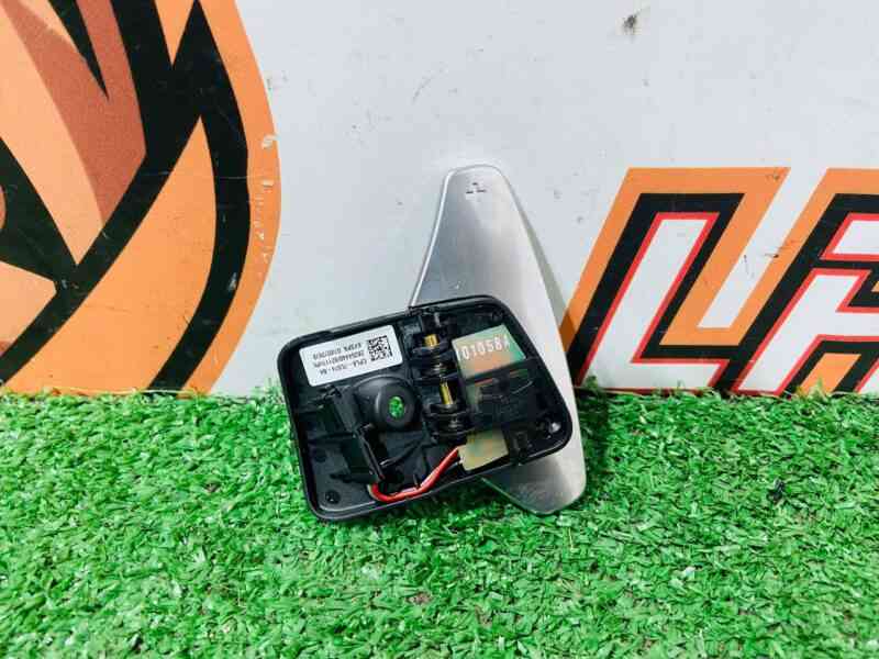 LR038920 Petal gearshift right RANGE ROVER VELAR (L560) Used cost 60 € in stock 1 pcs.