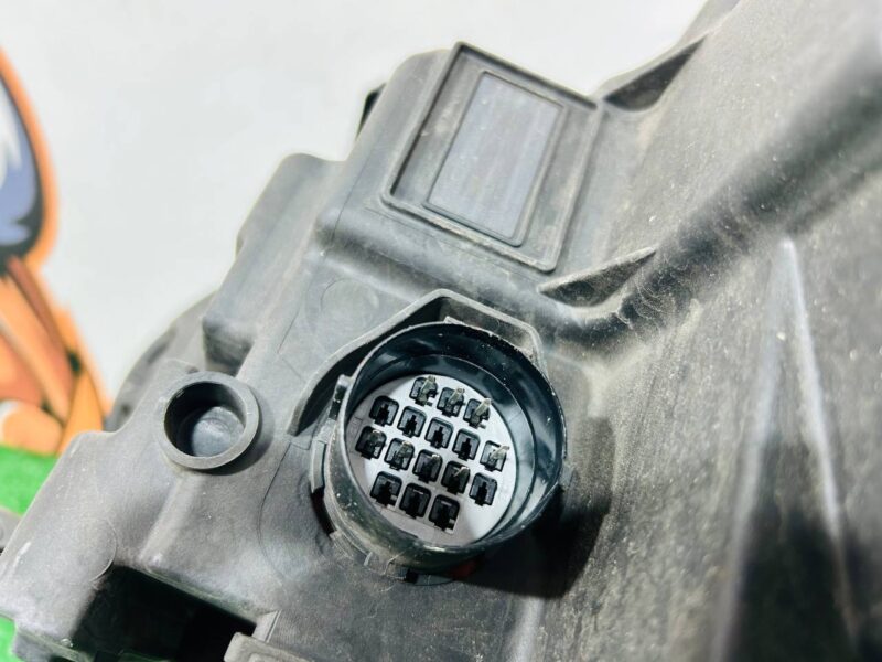 LR067207 Headlight right Range Rover L405 (2013-2021) used cost 400 € in stock 3 pcs.