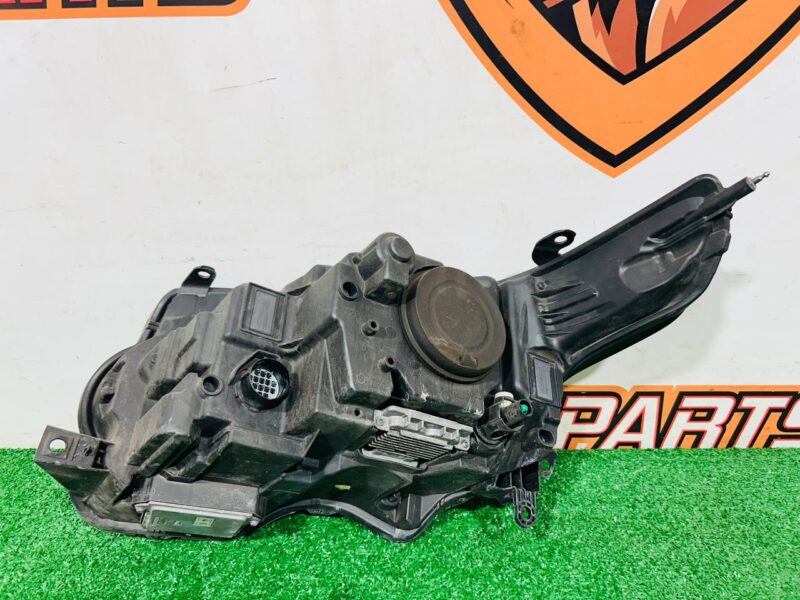 LR067207 Headlight right Range Rover L405 (2013-2021) used cost 400 € in stock 3 pcs.