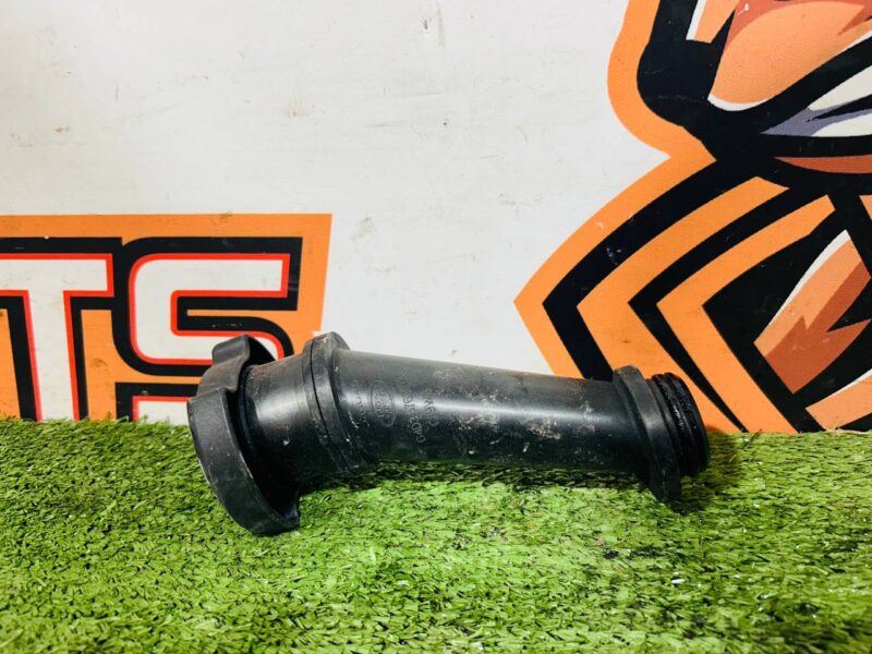 LR073644 Used JAGUAR E-PACE oil filler neck cost 35 € in stock 1 pcs.