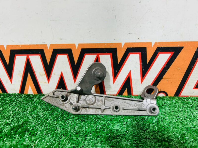 LR091700 Right fender mounting bracket Range Rover Velar L560 (2018-) USED - Image 15