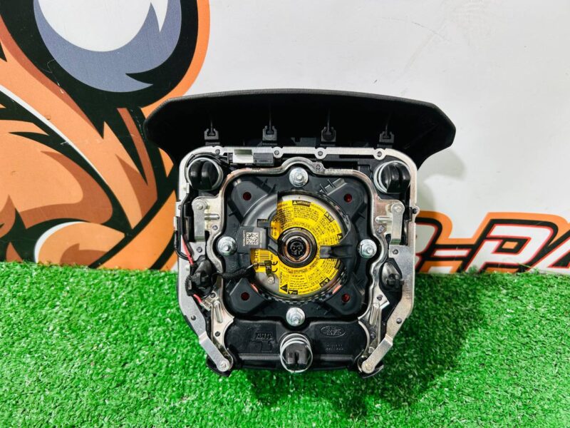 LR091983 Airbag in steering wheel Range Rover Velar L560 (2018-) Used cost 215 € in stock 2 pcs.