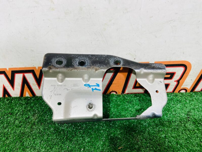 LR092010 Front right upper wing bracket Range Rover Velar L560 (2018-) Used cost 38 € in stock 2 pcs.