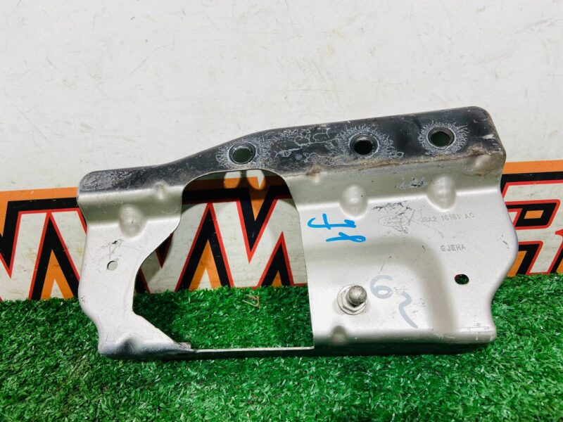 LR092011 Front left upper wing bracket Range Rover Velar L560 (2018-) Used cost 37,5 € in stock 2 pcs.