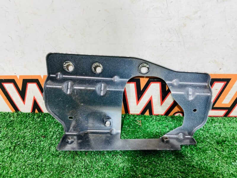 LR092011 Front left upper wing bracket Range Rover Velar L560 (2018-) Used cost 37,5 € in stock 2 pcs.
