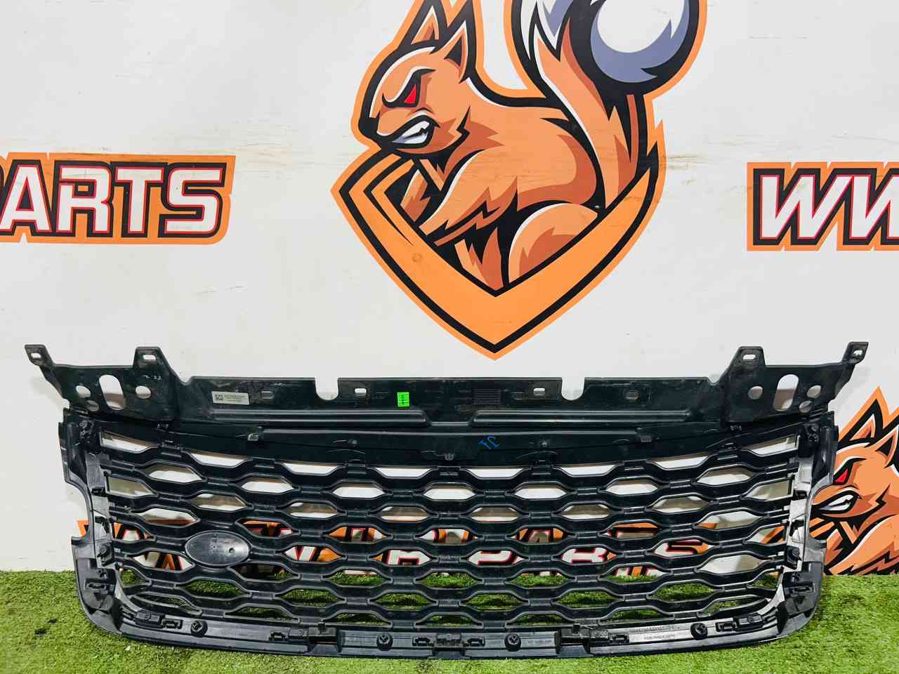 LR092629 Radiator grille black/dark Atlas Range Rover Velar L560 (2018-) Used cost 293 € in stock 1 pcs.