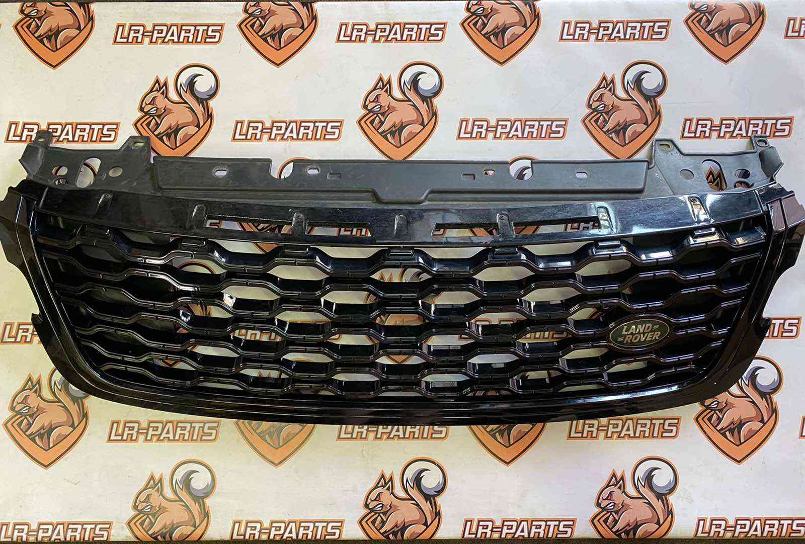 LR092629 Radiator grille black/dark Atlas Range Rover Velar L560 (2018-) Used - Image 13