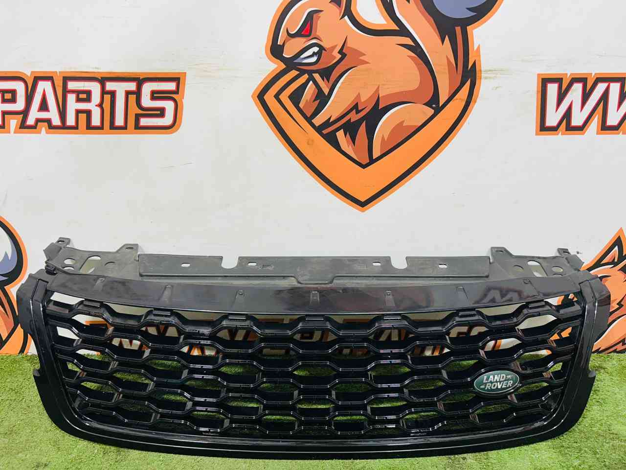 LR092629 Radiator grille black/dark Atlas Range Rover Velar L560 (2018-) Used cost 293 € in stock 1 pcs.