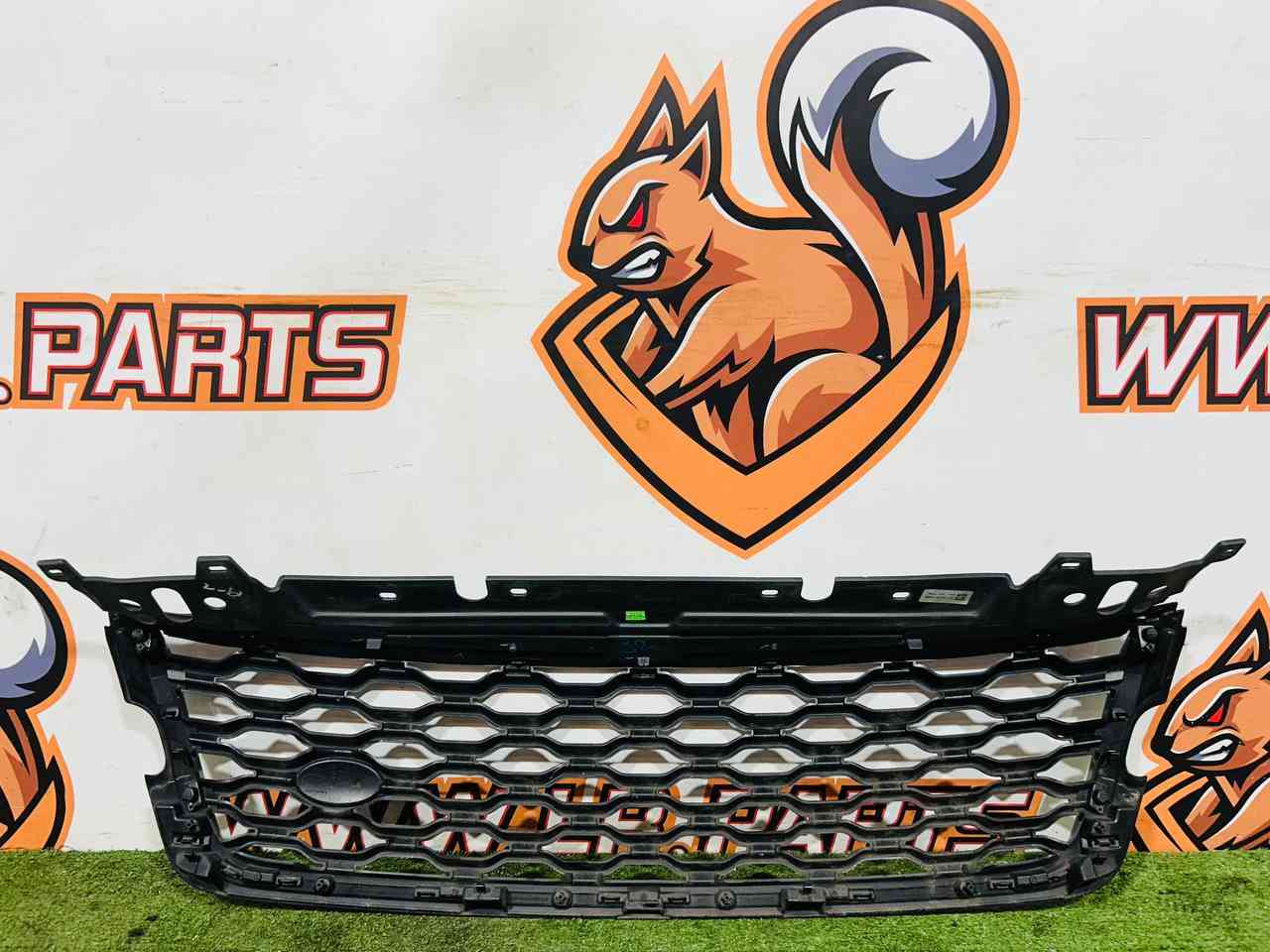 LR092629 Radiator grille black/dark Atlas Range Rover Velar L560 (2018-) Used cost 293 € in stock 1 pcs.