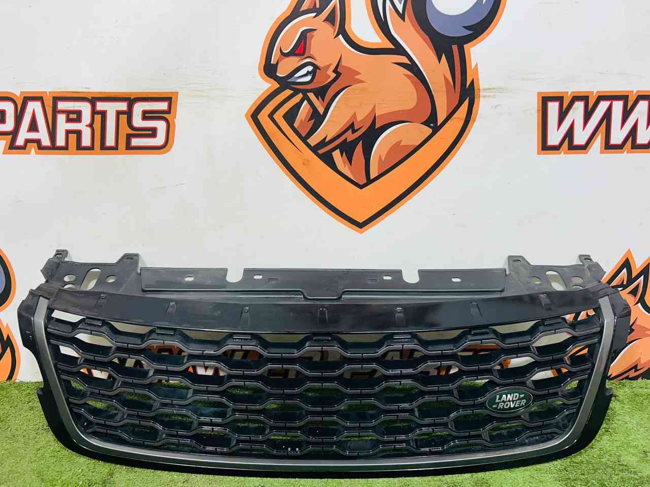 LR092629 Radiator grille black/dark Atlas Range Rover Velar L560 (2018-) Used cost 293 € in stock 1 pcs.