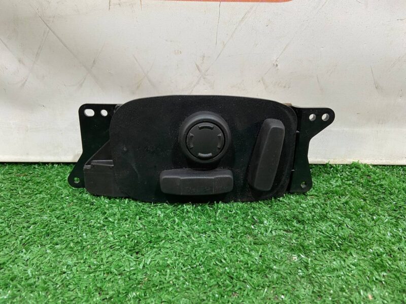 LR099164 Electric seat adjustment switch left Range Rover Sport L494 (2014-2022) Used cost  € in stock 2 pcs.