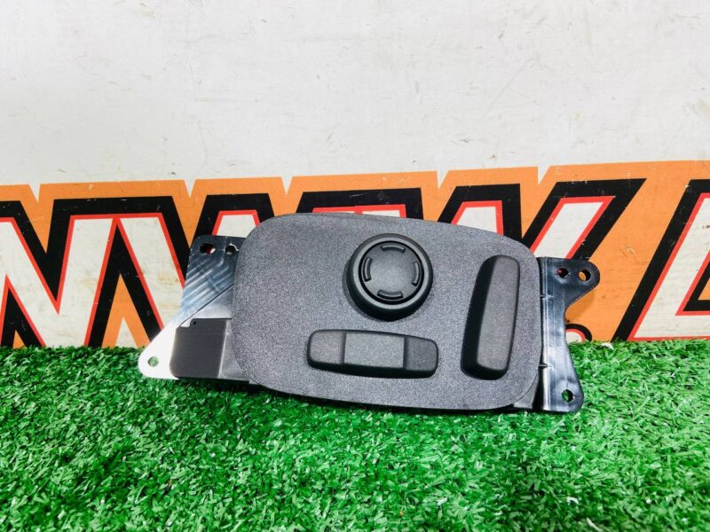 LR099164 Electric seat adjustment switch left Range Rover Sport L494 (2014-2022) Used cost  € in stock 2 pcs.