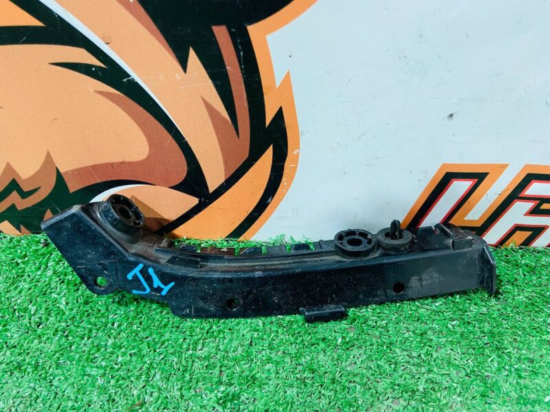 LR109393 Rear bumper mounting bracket, right upper Range Rover Velar L560 (2018-) Used cost 25 € in stock 1 pcs.