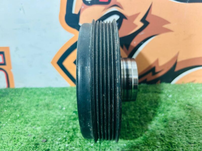 LR113860 Crankshaft pulley with damper 2.0D 2.0IE Range Rover Velar L560 (2018-) Used - Image 26