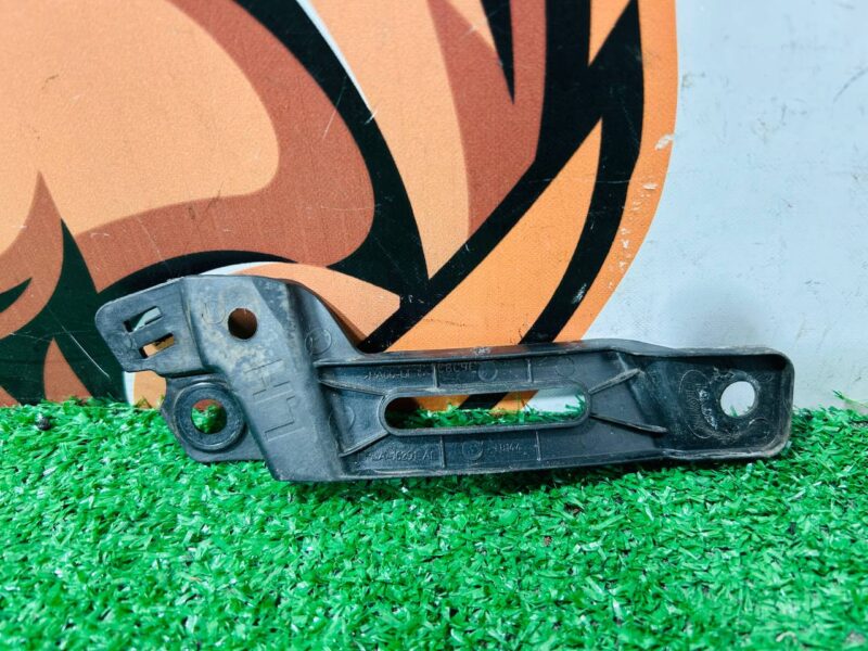 LR124568 Wing mounting bracket left LAND ROVER DISCOVERY 5 (L462) Used - Image 36