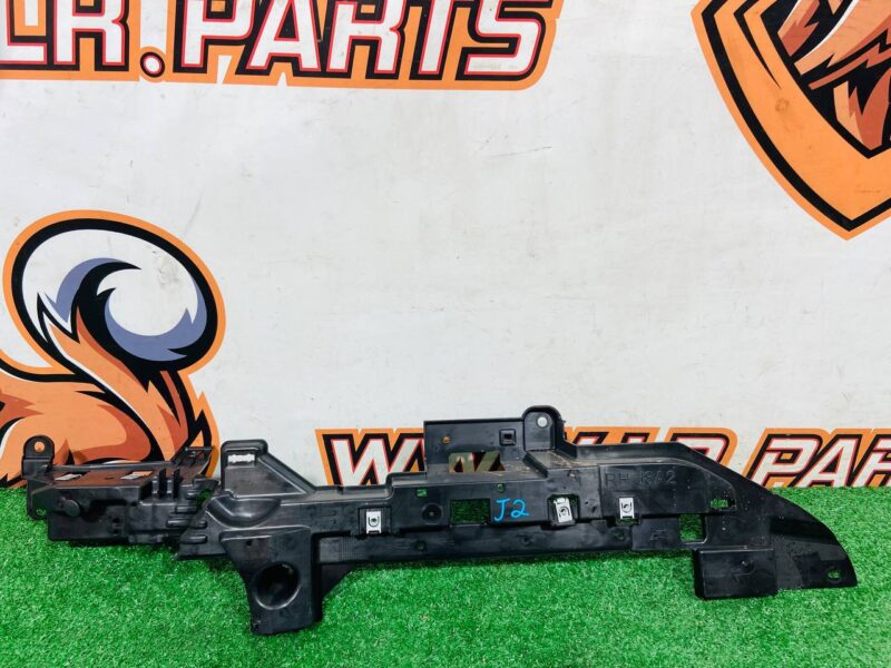 LR128563 Cargo compartment panel support right Range Rover Velar L560 (2018-) Used cost 30 € in stock 2 pcs.