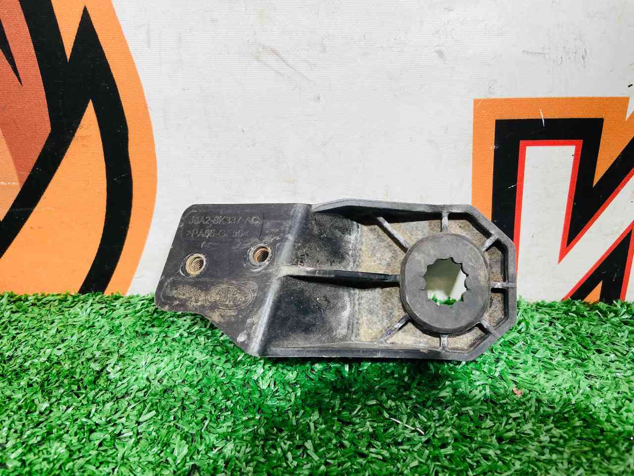 LR134917 Radiator bracket upper, right Range Rover Velar L560 (2018-) Used cost 25 € in stock 1 pcs.