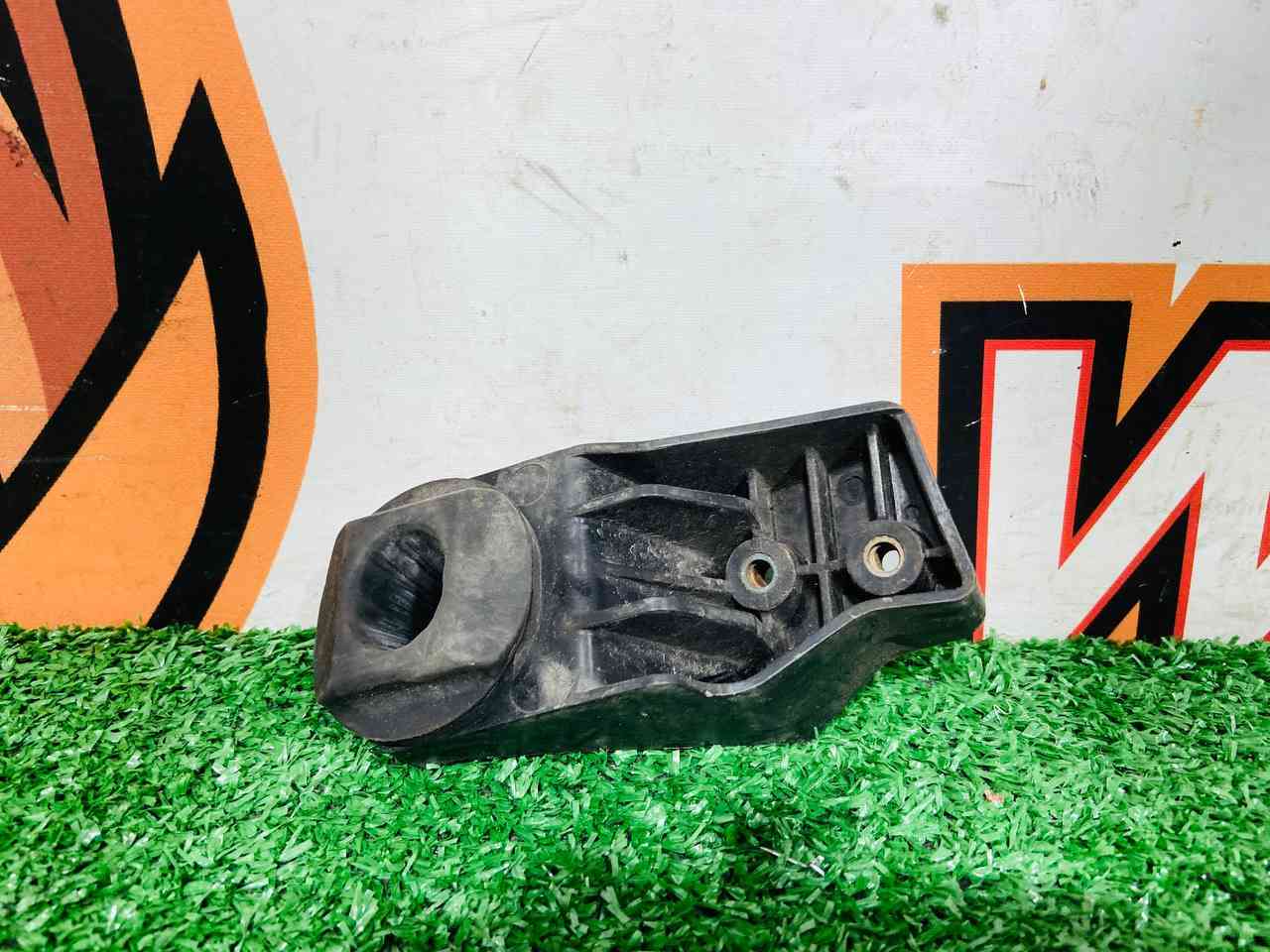 LR134917 Radiator bracket upper, right Range Rover Velar L560 (2018-) Used cost 25 € in stock 1 pcs.