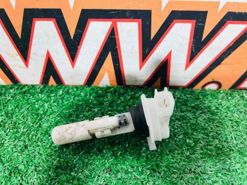 LR142260 Range Rover Evoque New L551 (2019-) Washer Fluid Level Sensor Used cost  € in stock 1 pcs.