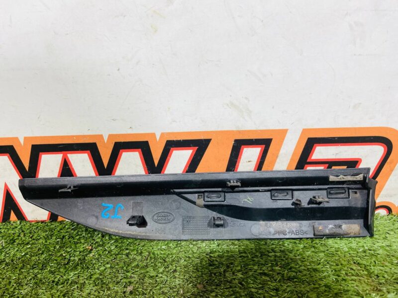LR153971 Right wing molding Range Rover Velar L560 (2018-) Used cost 70 € in stock 2 pcs.