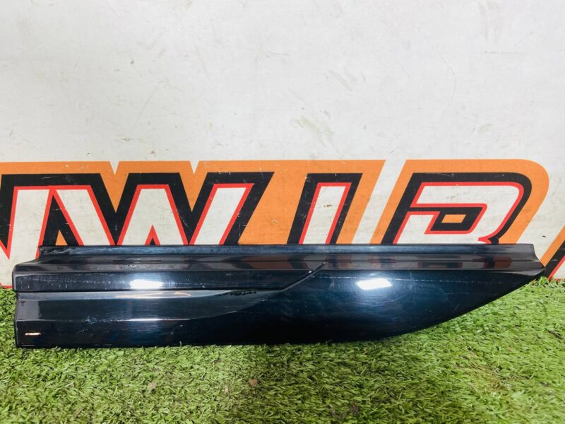 LR153971 Right wing molding Range Rover Velar L560 (2018-) Used cost 70 € in stock 2 pcs.