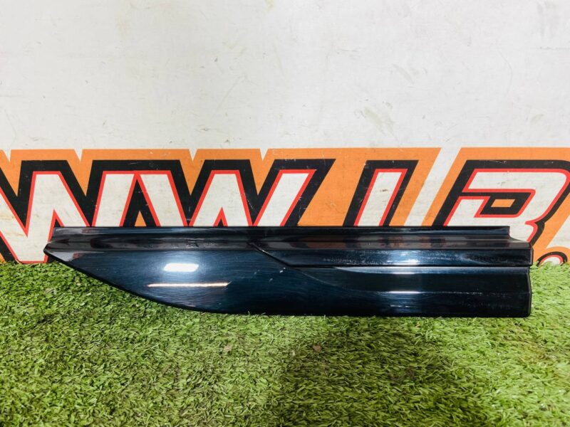 LR153974 Left wing molding Range Rover Velar L560 (2018-) Used cost 100 € in stock 2 pcs.