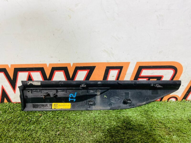 LR153974 Left wing molding Range Rover Velar L560 (2018-) Used cost 100 € in stock 2 pcs.