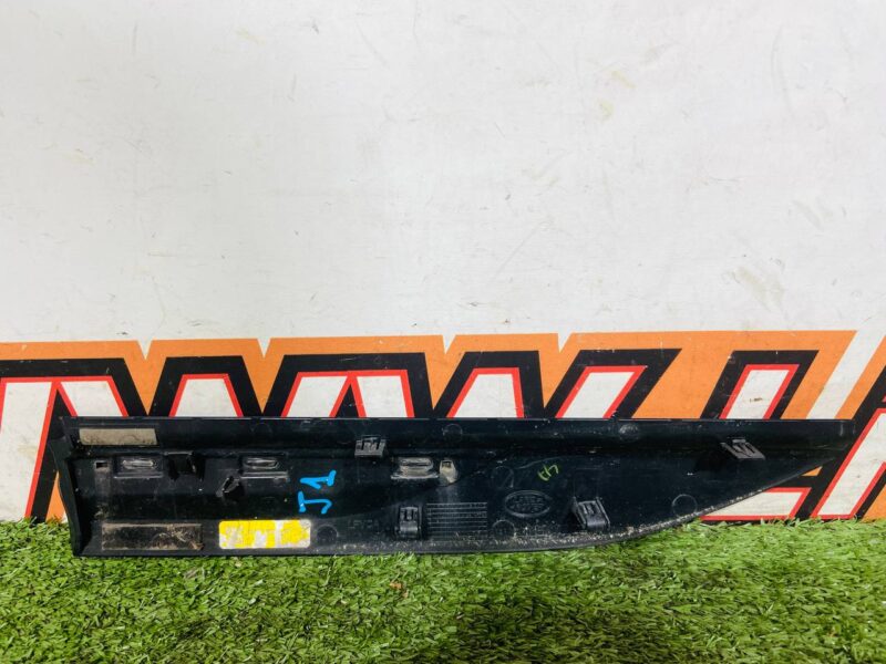 LR153975 Left wing molding Brunel Copper Range Rover Velar L560 (2018-) Used cost 60 € in stock 1 pcs.