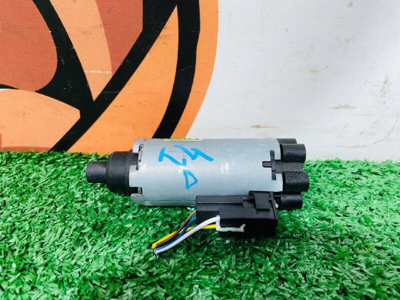 Ñ83515101 Seat adjustment motor Jaguar F-Pace X761 (2017-) Used cost  € in stock 1 pcs.
