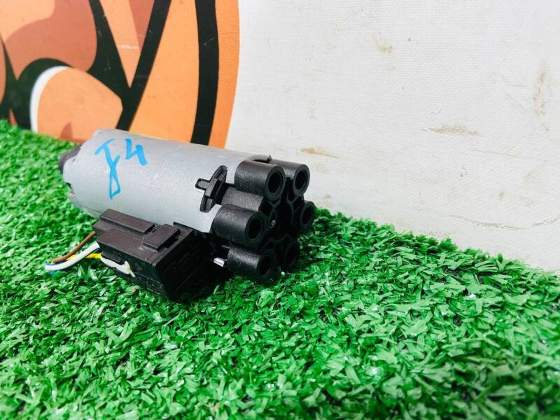 Ñ83515101 Seat adjustment motor Jaguar F-Pace X761 (2017-) Used cost  € in stock 1 pcs.