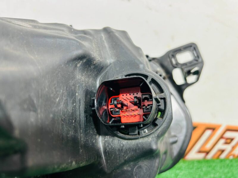 T2H43710 Headlight left Jaguar F-Pace X761 (2017-) used cost 1 200 € in stock 1 pcs.