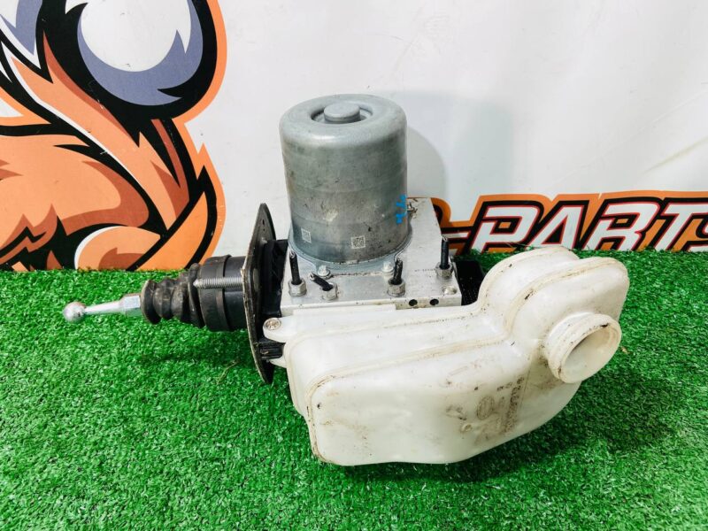T2H48781 ABS block with reservoir Jaguar F-Pace X761 (2017-) used cost 1 000 € in stock 1 pcs.