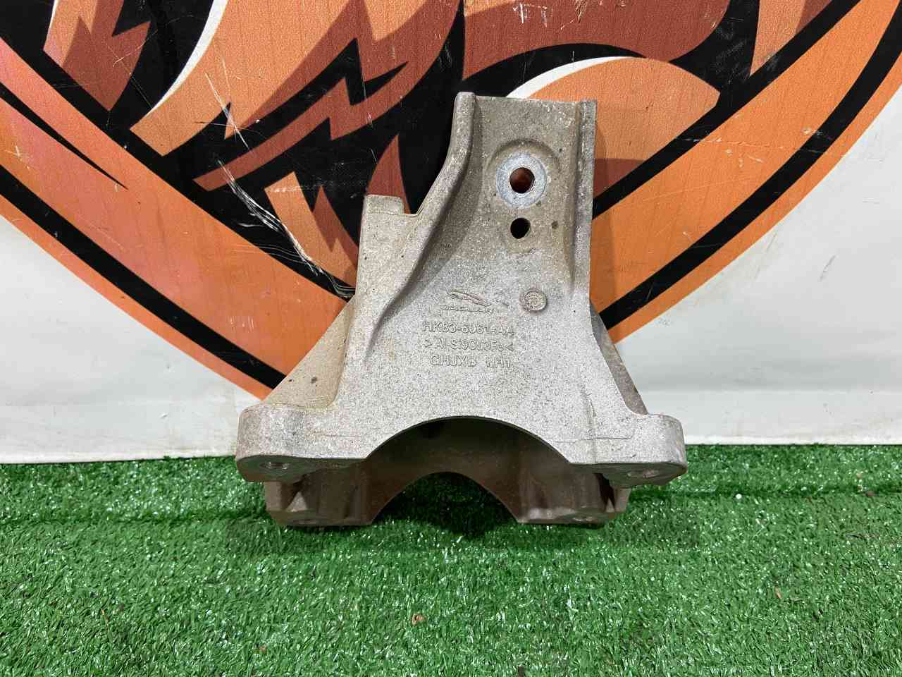 T4A1045 Left engine mount bracket for Jaguar F-Pace X761 (2017-) Used cost 70 € in stock 1 pcs.