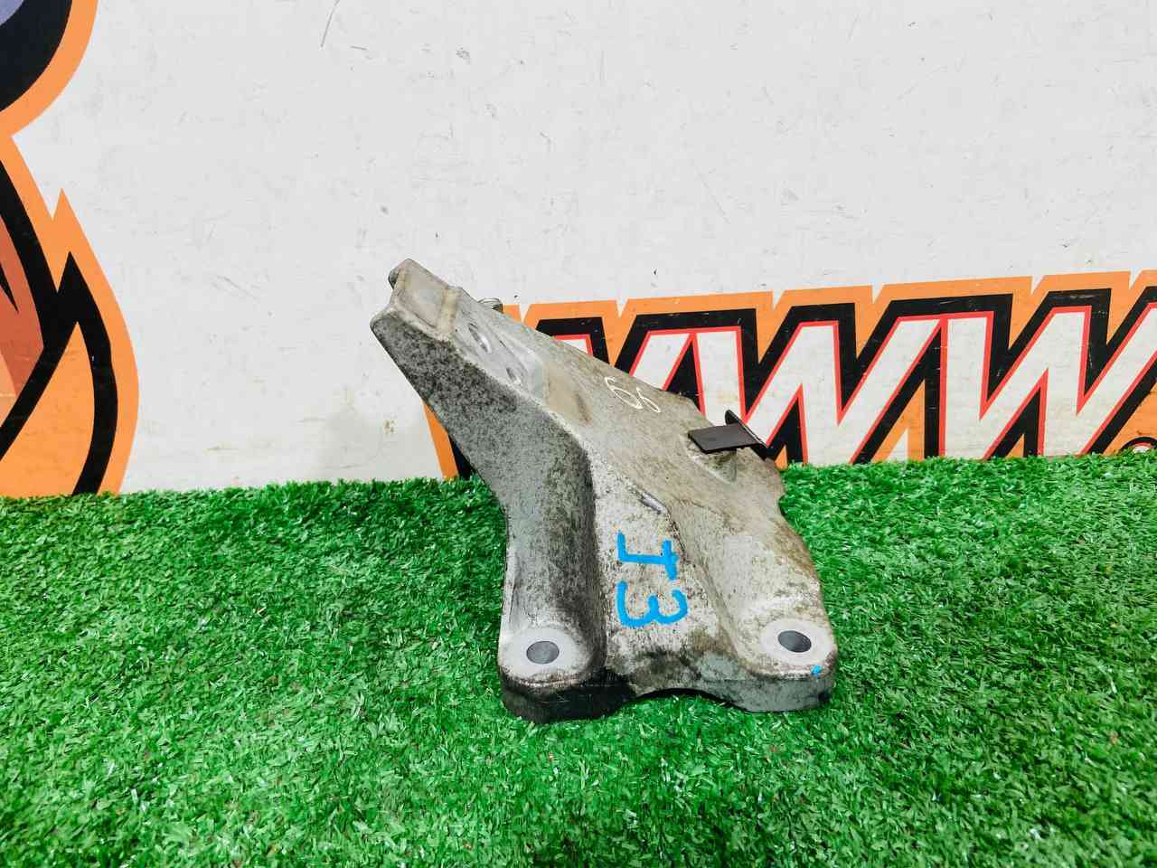T4A1045 Left engine mount bracket for Jaguar F-Pace X761 (2017-) Used cost 70 € in stock 1 pcs.