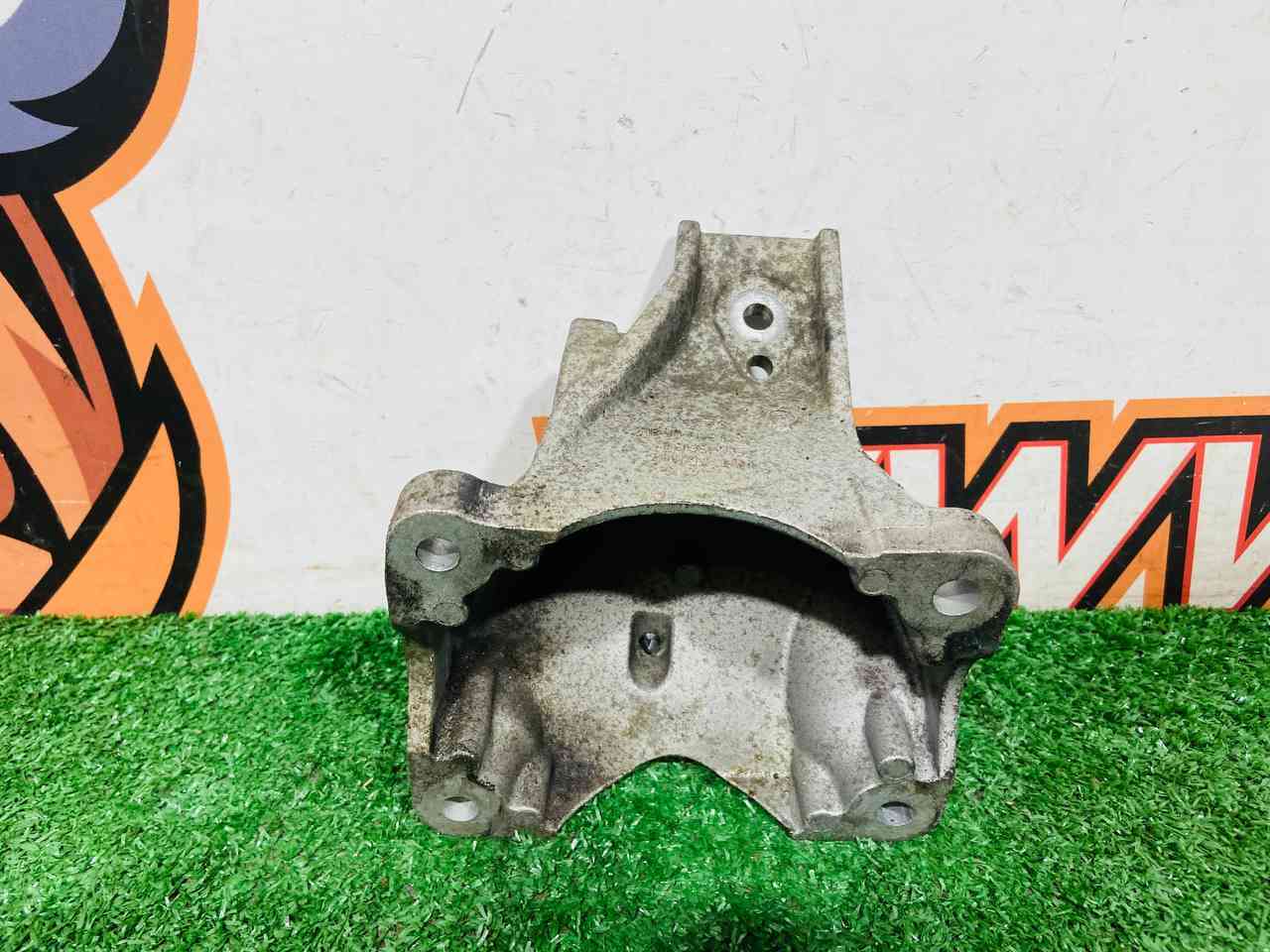 T4A1045 Left engine mount bracket for Jaguar F-Pace X761 (2017-) Used cost 70 € in stock 1 pcs.