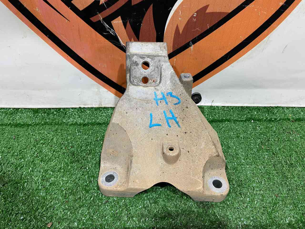 T4A1045 Left engine mount bracket for Jaguar F-Pace X761 (2017-) Used cost 70 € in stock 1 pcs.